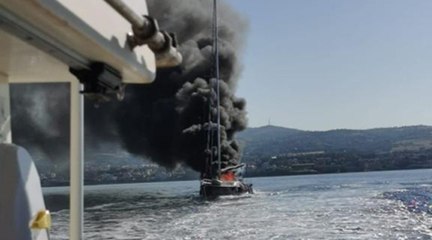 Civitavecchia (RM) - In fiamme imbarcazione ormeggiata al porto turistico (14.05.22)