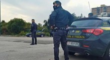 Napoli, non si ferma all'alt dei finanzieri: 21enne arrestato dopo pericoloso inseguimento (14.05.22)