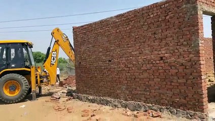 अवैध दुकानों को मजबूती देने वाले पिलर धराशायी, दीवार की गिराई