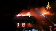 Yach in fiamme al largo di Santa Maria di Leuca
