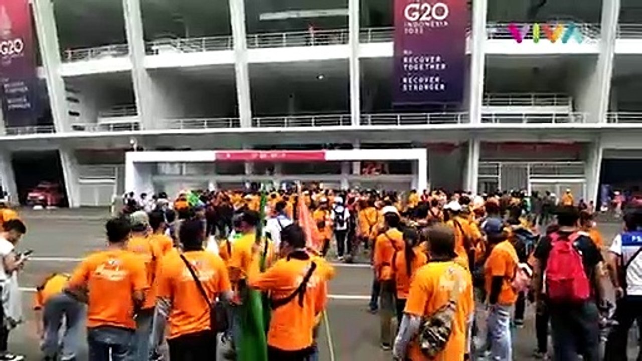Ribuan Buruh Berdatangan di GBK Senayan