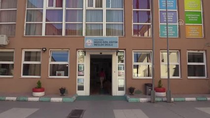 Özel gereksinimli öğrenciler okulun atölyesinde "altın bilezik" sahibi oluyor