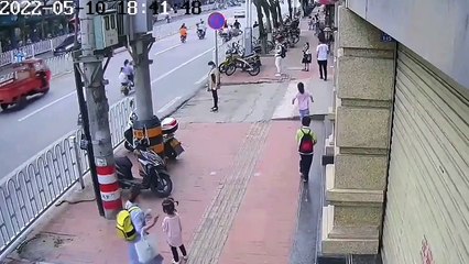 Il reste au téléphone tout en capturant un serpent... La classe