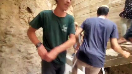 Yahudi gençler Filistinlilere ait binayı resmen gasp etti!