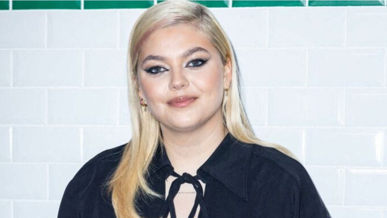 GALA VIDEO - PHOTO – Louane en brassière et short à sequins : elle fait sensation dans “un outfit de folie” signé Dior
