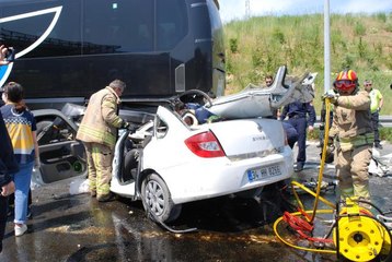 Son dakika gündem: Tuzla'da otobüse çarpan otomobildeki 1 kişi öldü, 2 kişi yaralandı