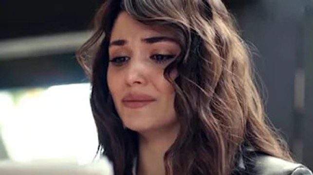 Hande Ercel ricorda la madre scomparsa: Ti assomiglio sempre di più , il dolore dell'attrice di Lov