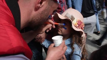 Trabzonsporlu taraftarlar kupa töreni öncesi şehir merkezinde toplanmaya başladı
