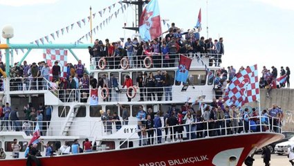 Trabzon'da büyük çılgınlık! Şampiyon, mabedine denizden çıkarma yaptı