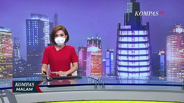 Mobil Pikap Tertimpa Pohon Tumbang Akibat Hujan Deras dan Angin Kencang yang Melanda Kota Solo