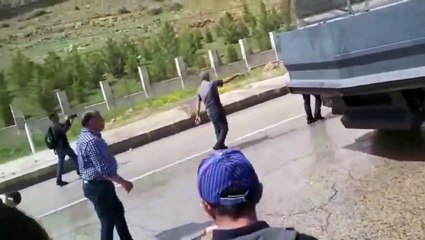 HDP'den kirli provokasyon, milletvekili polise taşla saldırdı