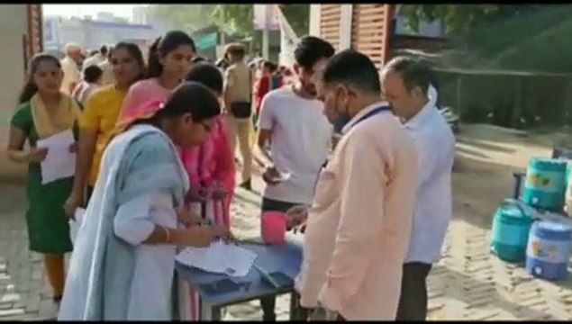 hot earthतपती धरा पर पैर रखने को बिछाई मैट, जूते-चप्पल खुलवाएं अंदर
