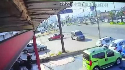 Kaza yapan otomobilin sürüklenme anı, güvenlik kamerasında