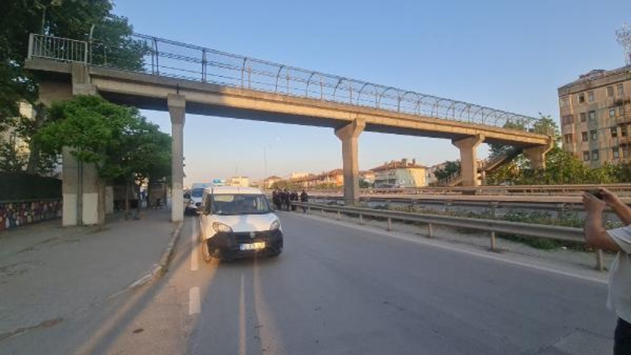 ÜSTGEÇİTTE BACAĞINDAN VURULDU