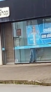 Ladrão fica entalado em vitrine ao tentar invadir loja em Canoinhas