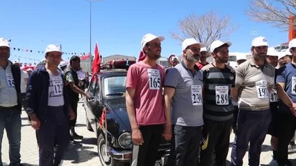 Başkale'de vatandaşlar bu yıl ilki düzenlenen koşuda yarıştı