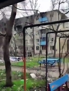 Carro armato russo schiaccia e distrugge le auto a Mariupol per divertimento