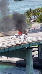 Miami'de uçak köprüye düştü: 2 yaralı