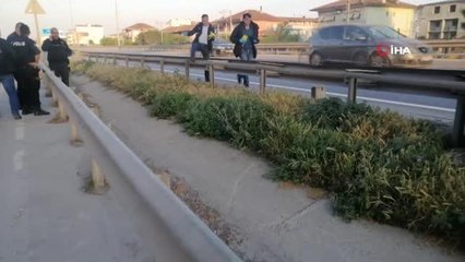 Kocaeli'de bir şahıs, üst geçitte yürürken silahla vuruldu