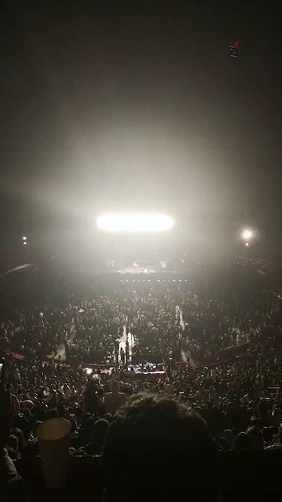 Ricky Muñoz interrumpe concierto de Intocable para ir al baño
