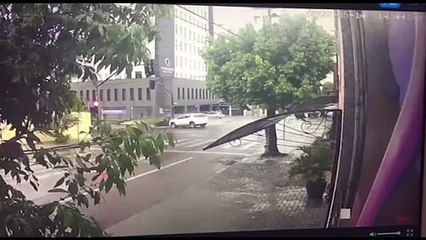 Vídeo mostra grave acidente entre carro e caminhonete no Bairro Neva