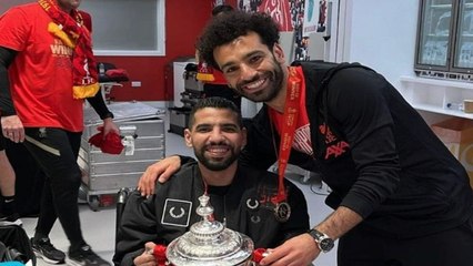 مؤمن زكريا يحتفل بكأس الاتحاد الإنجليزي رفقة محمد صلاح ولاعبي ليفربول