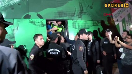 Bursaspor taraftarı, takım kaptanı Burak Altıparmak'a saldırdı