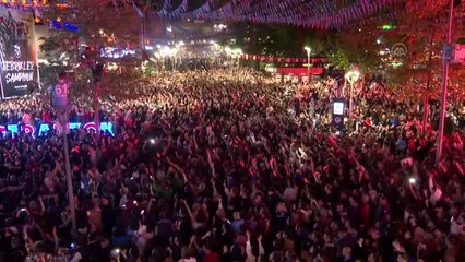 Trabzonspor şampiyonluğunu kutluyor - Havai fişek gösterileri