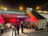 İstanbul'da bir kamyonun açık kalan dorsesi alt geçide çarptı
