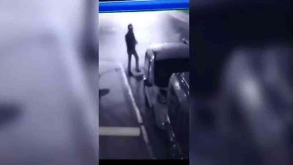 Sancaktepe'de husumetli olduğu kişinin aracını kundakladı...O anlar kamerada