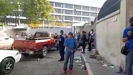 ¡Como si fuera perro! tirado afuera del Hospital Escuela hombre grave de una pierna espera por ser atendido