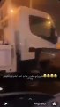 بالفيديو.. قائد شاحنة كاد يتسبب في كارثة كبرى بعد اصطدامه بمركبة في الكويت