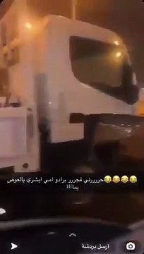 بالفيديو.. قائد شاحنة كاد يتسبب في كارثة كبرى بعد اصطدامه بمركبة في الكويت