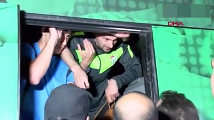 Taraftarlardan küme düşmesi kesinleşen Bursasporlu futbolculara saldırı