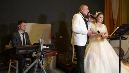 KARDEŞİ KLAVYE ÇALDI, GELİN BABASIYLA DÜET YAPTI