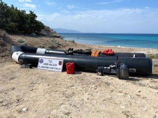 Çeşme'de 27 düzensiz göçmen, 4 kaçakçı yakalandı