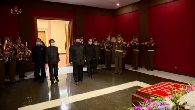 Kim Jong Un se pone mascarilla y cierra Corea del Norte para frenar la pandemia