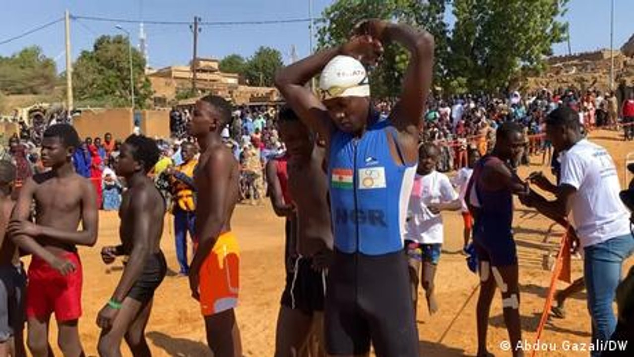 Sports enthusiasts take to the river in Niger