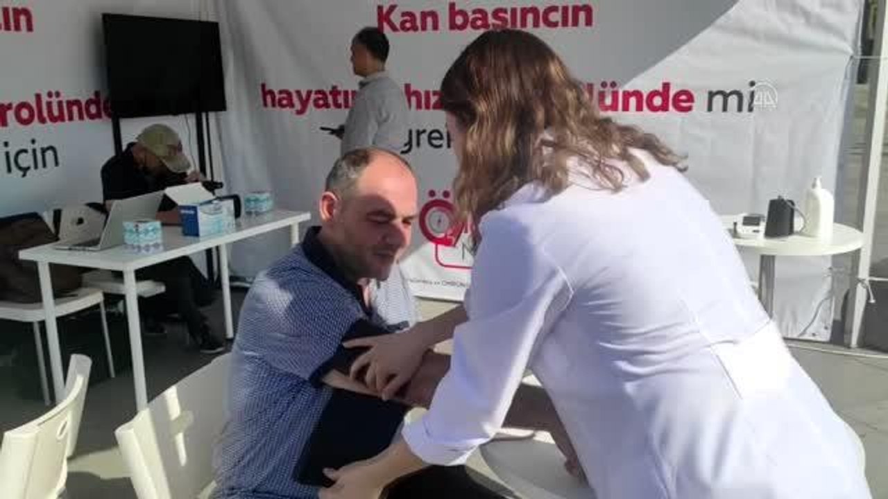 Dünya Hipertansiyon Günü'nde Beşiktaş'ta tansiyon ve nabız ölçümü yapıldı