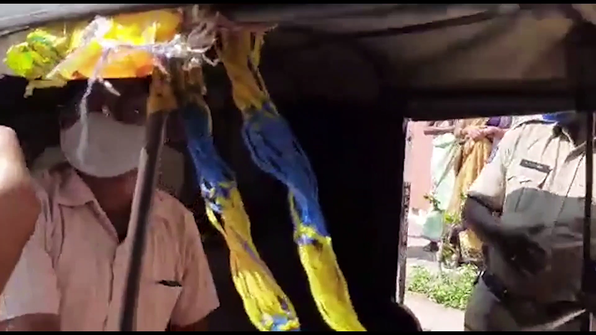 అక్రమ సంబంధం కొనసాగిస్తున్న భార్యను రెడ్ హ్యాండెడ్ గా పట్టుకున్న భర్త