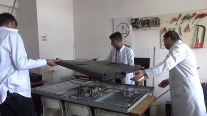 Meslek lisesi öğrencileri arızalanan akıllı tahtaları onarıyor