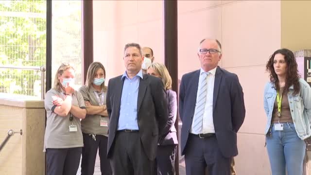 Minuto de silencio en la estación de tren de Sant Boi de Llobregat