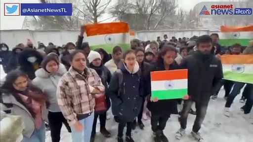 భారత్ కు తరలింపు కోసం వేచి చూస్తూ  ఉక్రెయిన్ పోలాండ్ సరిహద్దుల్లో హోటల్ లో బస చేస్తున్న విదార్థులు...