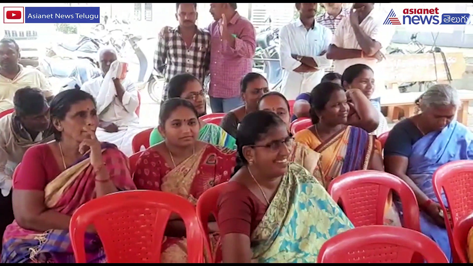 పవన్ కల్యాణ్ ప్లెక్సీకి పాలాభిషేకం చేసిన ఇప్పటం గ్రామస్తులు 