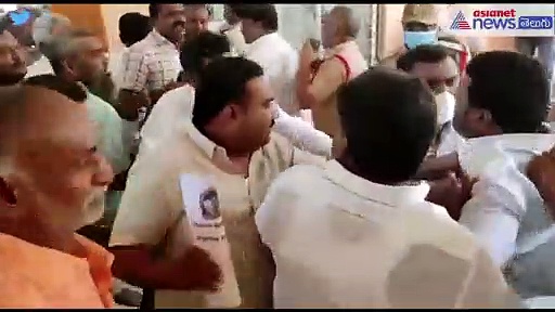 ప్రొద్దుటూరు మున్సిపల్ మీటింగ్ లో బాహాభాహీ... చెప్పులు విసురుకుంటూ తన్నుకున్న వైసిపి కౌన్సిలర్, వైస్ ఛైర్మన్  