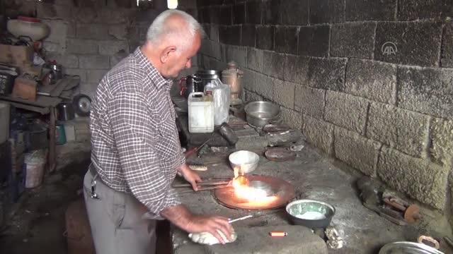 GAZİANTEP - İslahiye'nin son kalaycısı Ökkeş Usta, yarım asırdır mesleğini sürdürüyor