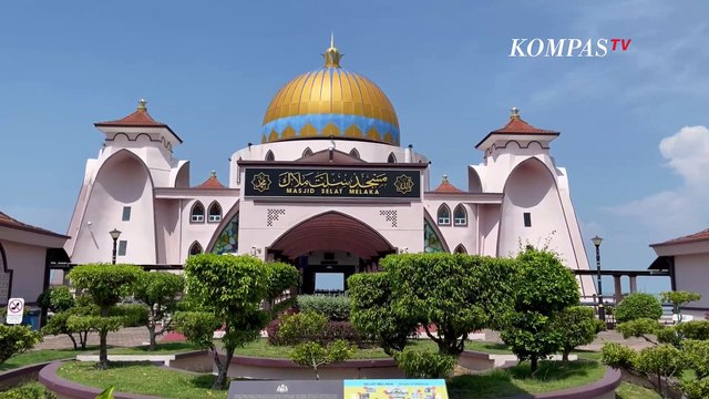 Mengunjungi Masjid Selat Melaka, Masjid Terapung di Negeri Jiran