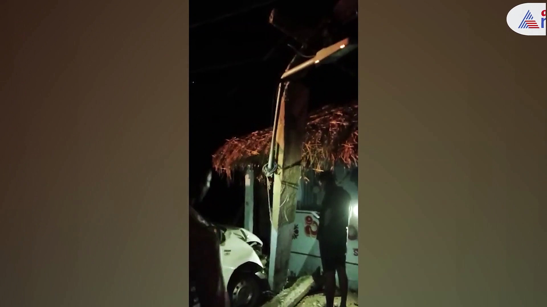 కరెంట్ స్తంభాన్ని ఢీ కొట్టిన కారు.. అంధకారంలో నాలుగు గ్రామాలు... 