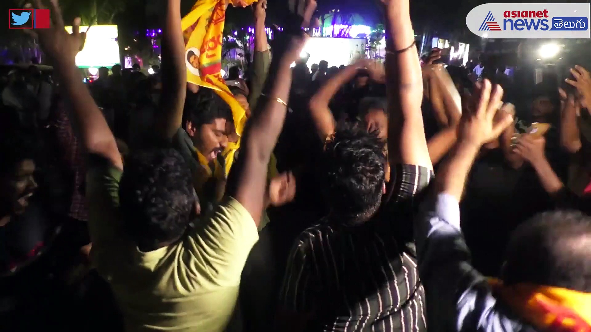 RRR మూవీ పబ్లిక్ టాక్: విజిల్ ఊదుతూ ఈ బుడ్డోడి రచ్చ చూడండి..!