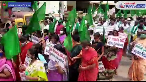 దివంగత వైఎస్సార్ విగ్రహం కాళ్లుమొక్కుతూ.... U-1 జోన్ రైతుల వినూత్న నిరసన